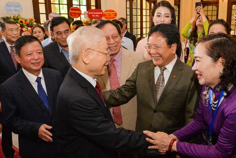 Chan dung mot dien vien Trung Quoc trung nien day kinh nghiem, anh mat the hien su hoai niem va tam huyet voi nghe, minh hoa cho nhung nghe si da dong gop vao cac bo phim da nhieu nam nhu the